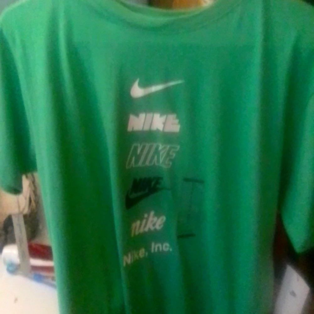 Men's small green Nike tee